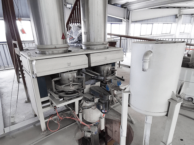 Système de mesure et de mélange automatique de poudre d'aluminium